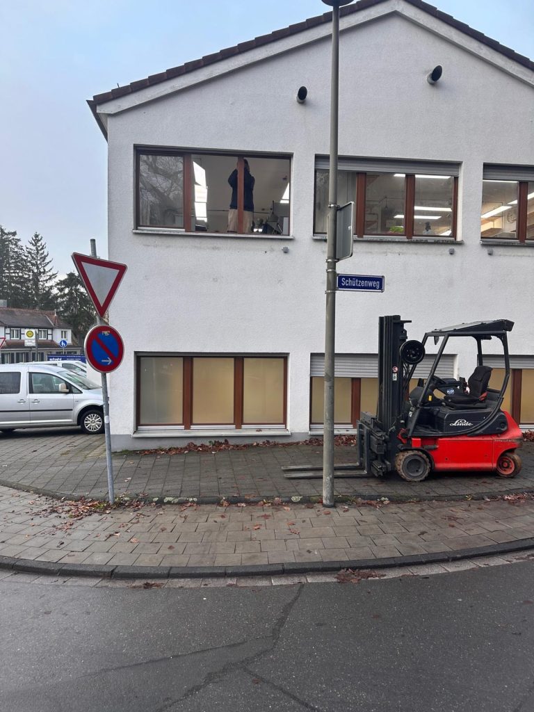Halteverbotszone vor Gebäude