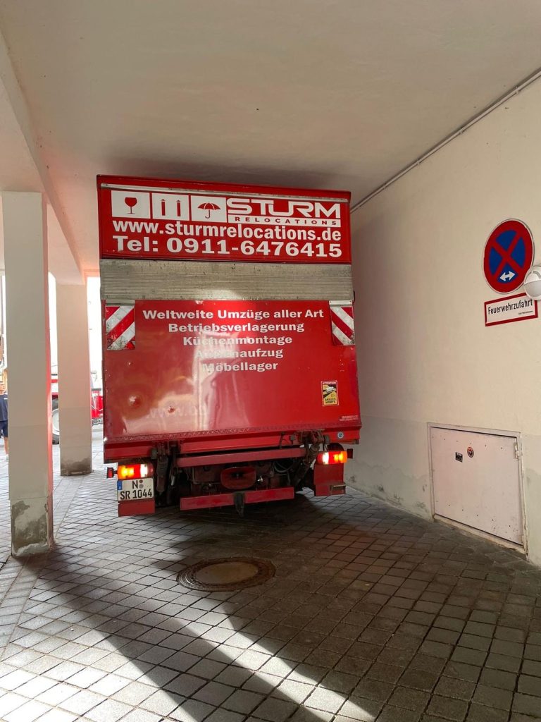 Halteverbotsschilder beim Umzug in Nürnberg
