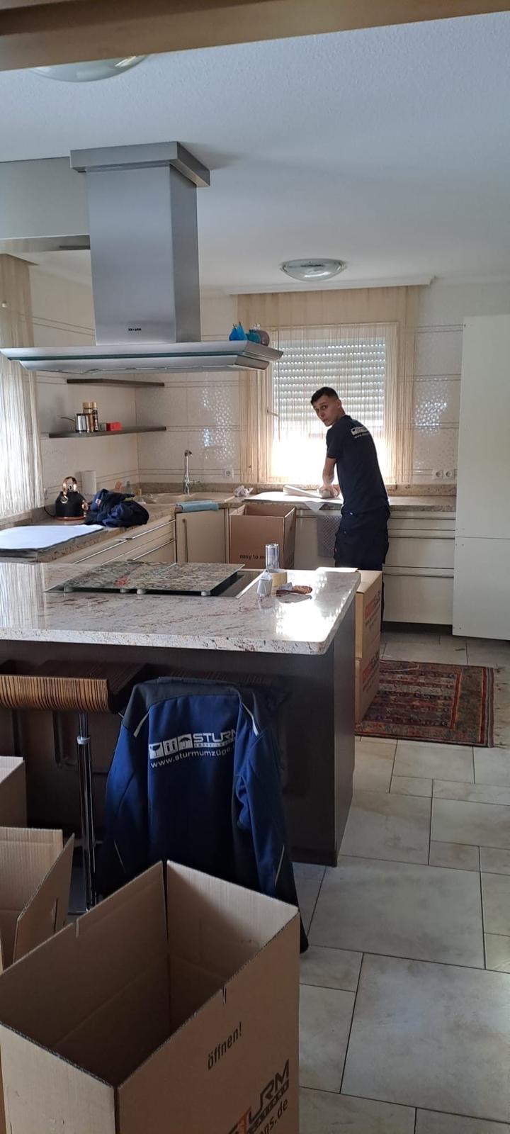 Professionelle Möbelmontage und Küchenaufbau am Zielort