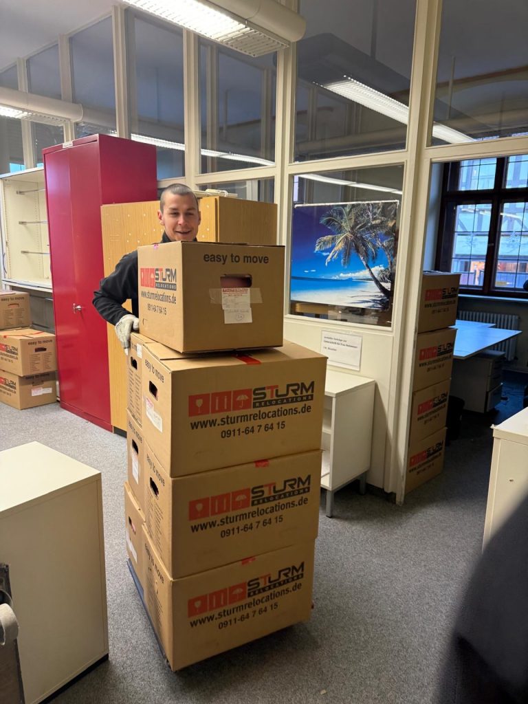 Umzugsteam in Nürnberg bei der Containerbeladung für Übersee
