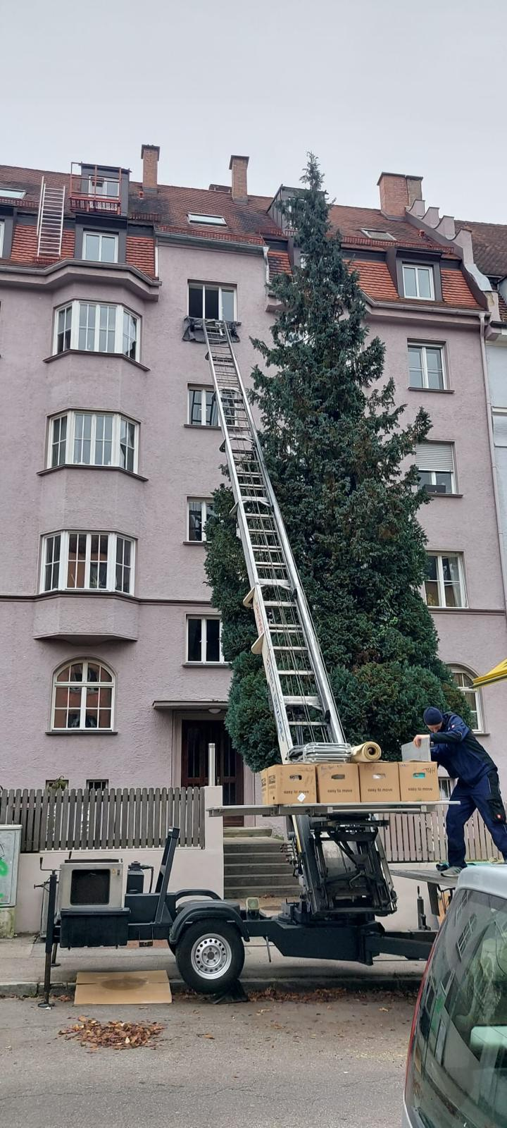Mitarbeiter von STURM RELOCATIONS bereitet Kartons am Außenaufzug vor